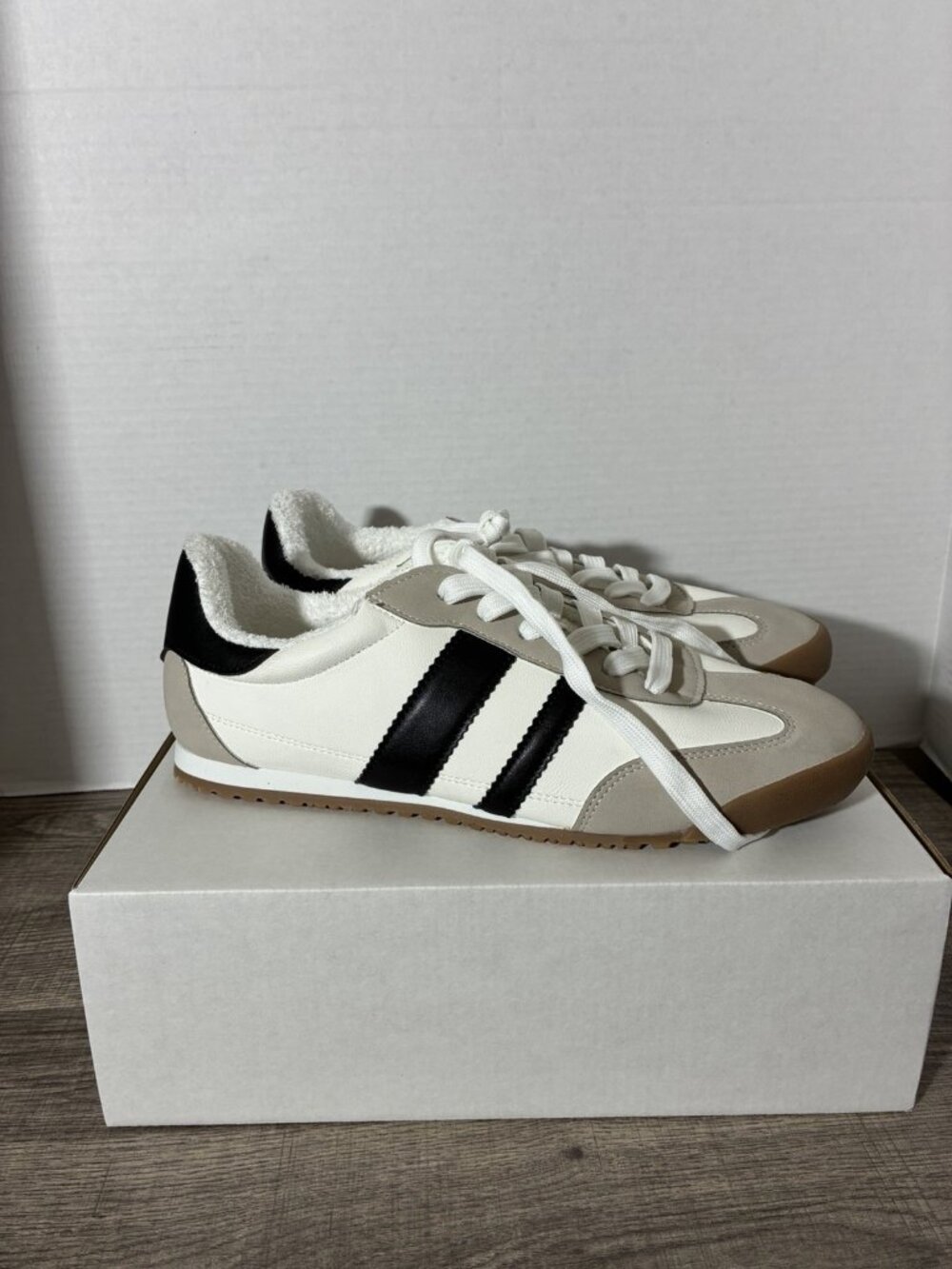 Dolce Vida Retro Style Sneaker In White With Black Stripes Size 10